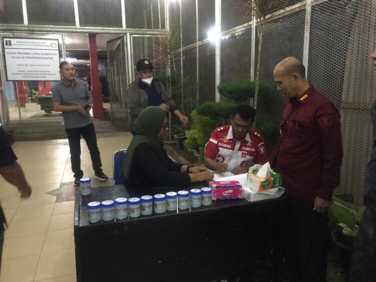 Lapas Narkotika kelas IIa Pematangsiantar melaksanakan test urine terhadap petugas dan Warga binaan pemasyarakatan, serta pelaksanaan razia penggeledahan blok kamar hunian wbp, yang dilaksanakan, Jumat (08/09/2023).