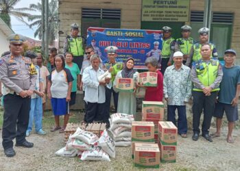 SERAHKAN BANTUAN : Kasat Pantas Polres Sergai, AKP Andita Sitepu beserta jajaran memberikan bantuan untuk penghuni panti saat menggelar Baksos di Pantu Asuhan Tunanetra Desa Seibuluh, Kecamatan Perbaungan, Sabtu (9/9/2023). (Foto Dok/Sie Humas Polres Sergai)