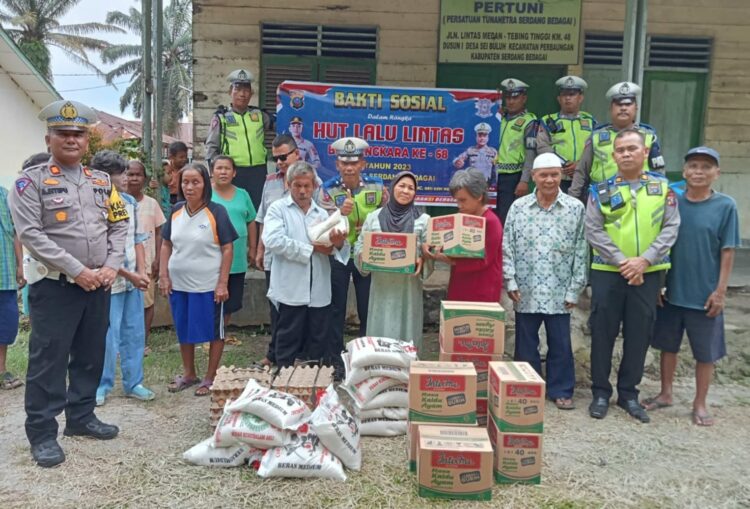 SERAHKAN BANTUAN : Kasat Pantas Polres Sergai, AKP Andita Sitepu beserta jajaran memberikan bantuan untuk penghuni panti saat menggelar Baksos di Pantu Asuhan Tunanetra Desa Seibuluh, Kecamatan Perbaungan, Sabtu (9/9/2023). (Foto Dok/Sie Humas Polres Sergai)