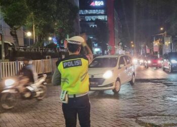 Personel Polresta Manado menggelar patroli Siaga lampu biru di kawasan keramaian kota yang dikenal sebagai “Silau Mata”.