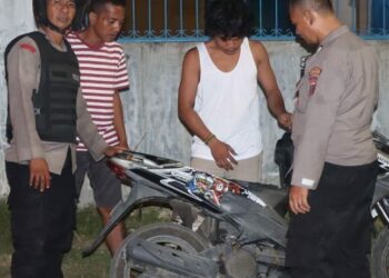 PEMERIKSAAN : Petugas kepolisian melakukan pemeriksaan bagasi sepeda motor warga, pada kegiatan patroli cegah gangguan kamtibmas di kawasan Pelabuhan Belawan, Minggu dini hari (10/9/2023).(Foto dok/Polres Belawan)