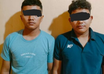 DIAMANKAN : MA dan MFA, terduga komplotan genk motor dan pelaku pengancaman, beserta barang bukti diamankan di Polsek Perbaungan, Minggu (10/9/2023). (Foto Dok/Sie Humas)