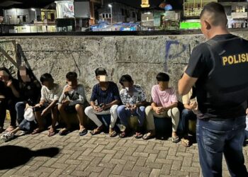 Dalam patroli Sibulan yang dilaksanakan pada Sabtu (9/9/202) sekitar pukul 22.15 WITA, personel Polsek Singkil melakukan pemeriksaan terhadap bagasi kendaraan bermotor dan memberikan himbauan terkait Kamtibmas kepada pemuda yang sedang nongkrong di jalan.