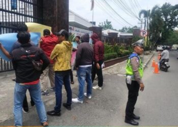 AMANKAN AKSI DEMO: Personil Polsek Delitua mengamankan aksi demo di depan Kejatisu, Senin (11/9/2023). (Foto Dok/ Polsek Delitua)