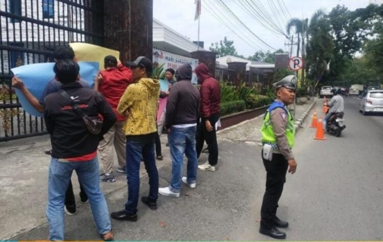 AMANKAN AKSI DEMO: Personil Polsek Delitua mengamankan aksi demo di depan Kejatisu, Senin (11/9/2023). (Foto Dok/ Polsek Delitua)
