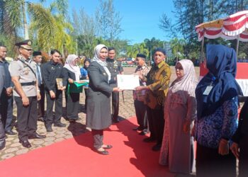 PJ Bupati Fitriany Farhas menyerahkan sejumlah penghargaan kepada tenaga pendidik dan pengawas yang memasuki masa purna tugas serta memberikan Piala dan penghargaan kepada para pelajar yang menjadi juara cerdas cermat yang digelar Oleh Dinas pendidikan setempat pada Agustus yang lalu
