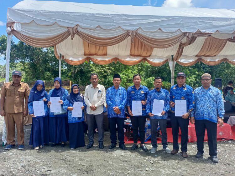 Kepala Dinas Pendidikan Nagan Raya Zulkifli, Spd menyerahkan SK Pelaksana Tugas (PLT) bagi 14 sekolah yang saat ini terjadi kekosongan.