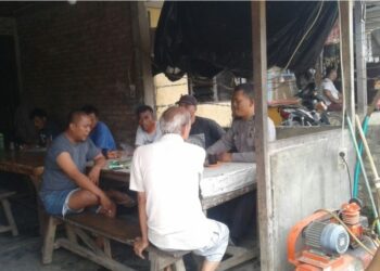 SAMBANGI: Personil Polsek Delitua menyambangi warga dan sampaikan pesan kamtibmas, Senin (11/9/2023). (Foto Dok/ Polsek Delitua)