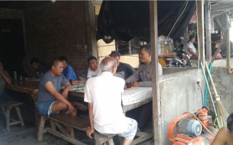 SAMBANGI: Personil Polsek Delitua menyambangi warga dan sampaikan pesan kamtibmas, Senin (11/9/2023). (Foto Dok/ Polsek Delitua)