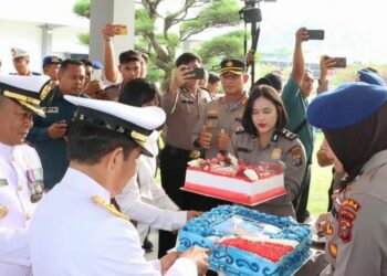 KUE HUT : Personel Polres Pelabuhan Belawan dan Ditpolair Polda Sumut memberikan kue HUT ke 78 TNI AL, kepada prajurit TNI AL Lantamal I, Senin (11/9/2023).(Foto dok/Polres Belawan)