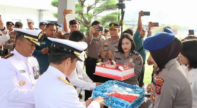 KUE HUT : Personel Polres Pelabuhan Belawan dan Ditpolair Polda Sumut memberikan kue HUT ke 78 TNI AL, kepada prajurit TNI AL Lantamal I, Senin (11/9/2023).(Foto dok/Polres Belawan)