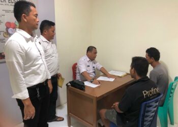 BERI KONSELING: Personil Sat Narkoba Polresta Deliserdang bersama BNNK Deliserdang memberikan konseling medis rehabilitasi kepada pengguna narkoba, Senin (11/9/2023). (Foto Dok/ Polresta DS)