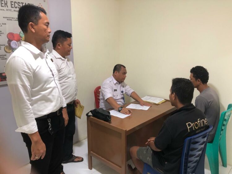 BERI KONSELING: Personil Sat Narkoba Polresta Deliserdang bersama BNNK Deliserdang memberikan konseling medis rehabilitasi kepada pengguna narkoba, Senin (11/9/2023). (Foto Dok/ Polresta DS)