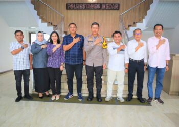 FOTO BERSAMA: Kapolrestabes Medan Kombes Pol Valentino Alfa Tatareda SH SIK foto bersama dengan Ketua Bawaslu Kota Medan David Reynold dan jajaran di Mapolrestabes, Senin (11/9/2023).(Foto Dok/Polrestabes)