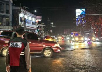 Satuan Samapta Polresta Manado secara aktif melaksanakan patroli Silau Mata, dengan lampu biru menyala, guna meningkatkan keamanan dan menekan angka kriminalitas jalanan di kota.