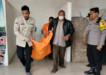 Polsek Purwokerto Selatan Polresta Banyumas mengevakuasi seorang laki-laki yang ditemukan meninggal dunia di kios pedagang partisi terminal Bulupitu Purwokerto Kelurahan Teluk Kec. Purwokerto Selatan Kab. Banyumas, Selasa (12/9/23).