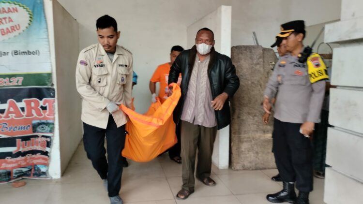 Polsek Purwokerto Selatan Polresta Banyumas mengevakuasi seorang laki-laki yang ditemukan meninggal dunia di kios pedagang partisi terminal Bulupitu Purwokerto Kelurahan Teluk Kec. Purwokerto Selatan Kab. Banyumas, Selasa (12/9/23).
