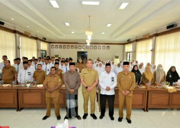Pj Wali Kota Sabang, ketika membuka kegiatan Pembinaan Mental Spiritual siswa/siswi Sekolah Menengah Atas (SMA) sederajat, yang berlangsung di Aula Lantai I Kantor Wali Kota Sabang, Selasa (12/9/23)