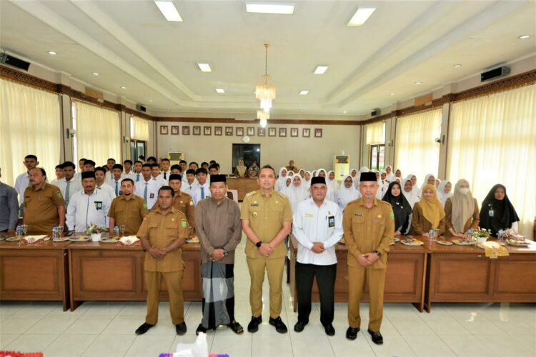 Pj Wali Kota Sabang, ketika membuka kegiatan Pembinaan Mental Spiritual siswa/siswi Sekolah Menengah Atas (SMA) sederajat, yang berlangsung di Aula Lantai I Kantor Wali Kota Sabang, Selasa (12/9/23)