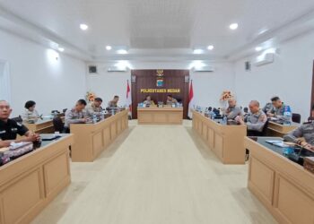 HADIRI PEMBUKAAN: Kapolrestabes Medan Kombes Pol Valentino Alfa Tatareda SH SIK menghadiri Pembukaan Rakernis Baharkam Polri 2023 dan launching Program Unggulan Baharkam Polri Melalui Prasarana zoom meeting di Rupatama lantai 2 Mapolrestabes, Selasa (12/9/2023).(Foto Dom/Polrestabes)