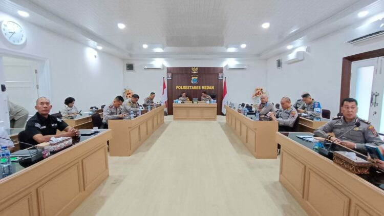 HADIRI PEMBUKAAN: Kapolrestabes Medan Kombes Pol Valentino Alfa Tatareda SH SIK menghadiri Pembukaan Rakernis Baharkam Polri 2023 dan launching Program Unggulan Baharkam Polri Melalui Prasarana zoom meeting di Rupatama lantai 2 Mapolrestabes, Selasa (12/9/2023).(Foto Dom/Polrestabes)