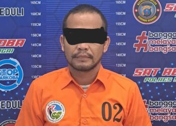 DIAMANKAN : AS (38), terduga pebgedar narkoba jenis sabu berikut barang bukti diamankan di Satnarkoba Polres Sergai guna mempertanggungjawabkan perbuatannya, Selasa (12/9/2023). (Foto Dok/AKP Juriadi, Kasar Narkoba Polres Sergai)