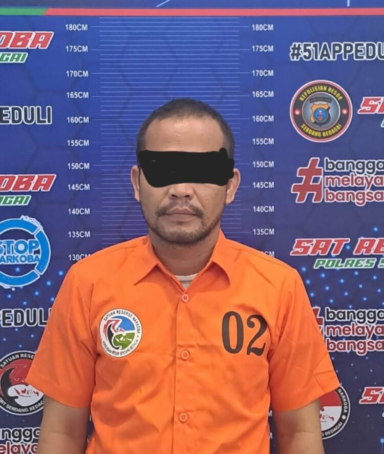 DIAMANKAN : AS (38), terduga pebgedar narkoba jenis sabu berikut barang bukti diamankan di Satnarkoba Polres Sergai guna mempertanggungjawabkan perbuatannya, Selasa (12/9/2023). (Foto Dok/AKP Juriadi, Kasar Narkoba Polres Sergai)