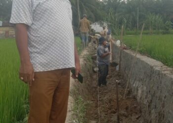 Penggalian parit di dusun tiga Sidoarjo dengan menggunakan alat berat selama kurang lebih tiga hari dengan dana pribadi Barlian Sinaga