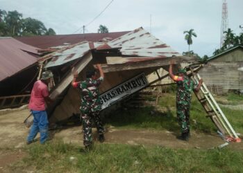 Personel Babinsa Koramil 0103-23/Nisam Antara Kodim 0103/Aceh Utara bergerak cepat menuju Desa Seumirah, Kecamatan Nisam Antara Kabupaten Aceh Utara, guna membantu penanganan warga yang terdampak bencana angin puting beliung yang terjadi pada hari Senin Malam (12/09/2023).