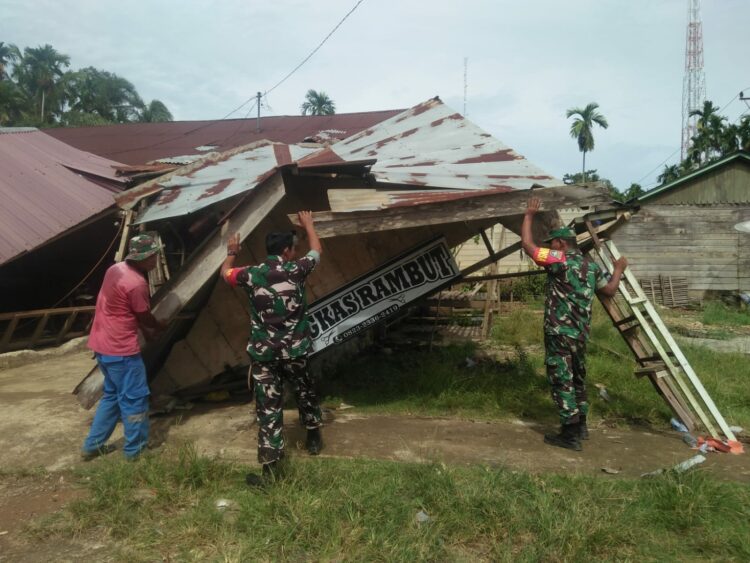 Personel Babinsa Koramil 0103-23/Nisam Antara Kodim 0103/Aceh Utara bergerak cepat menuju Desa Seumirah, Kecamatan Nisam Antara Kabupaten Aceh Utara, guna membantu penanganan warga yang terdampak bencana angin puting beliung yang terjadi pada hari Senin Malam (12/09/2023).