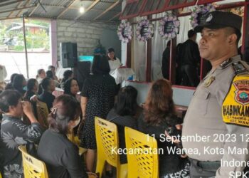 Bhabinkamtibmas Polsek Wanea, yang merupakan bagian dari Kepolisian Resor Kota Manado, menjalankan tugas mulianya dengan melaksanakan sambang duka ke rumah seorang warga yang baru saja meninggal dunia.