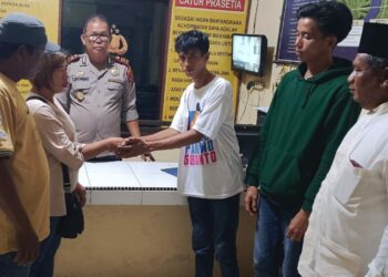 RESTORATIVE JUSTICE : Kapolsek Tanjungberingin, AKP Tobat Sihombing bersama Kadus I Desa Pematang Cermai Junaidi Samosir (berpeci) menyaksikan korban Supiah dan pelaku Sobirin saling memaafkan dan sepakat berdamai sehingga perkara dapat diselesaiian secara restorative justice, Selasa (12/9/2023). (Foto Dok/AKP Tobat Sihombing, Kapolsek Tanjungberingin)
