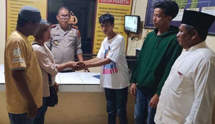 RESTORATIVE JUSTICE : Kapolsek Tanjungberingin, AKP Tobat Sihombing bersama Kadus I Desa Pematang Cermai Junaidi Samosir (berpeci) menyaksikan korban Supiah dan pelaku Sobirin saling memaafkan dan sepakat berdamai sehingga perkara dapat diselesaiian secara restorative justice, Selasa (12/9/2023). (Foto Dok/AKP Tobat Sihombing, Kapolsek Tanjungberingin)