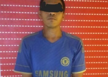 DIAMANKAN : MYS (31), tersangka pelaku penipuan dan penggelapan sepeda motor, diamankan di Polsek Firdaus. (Foto Dok/Iptu Maruli Sihombing, Kanit Res Polsek Firdaus)