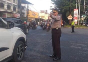 Kapolsek Delitua Kompol Dedy Dharma, SH turun langsung melaksanakan giat strong poin pagi di Simpang Jalan STM Kecamatan Medan Johor.