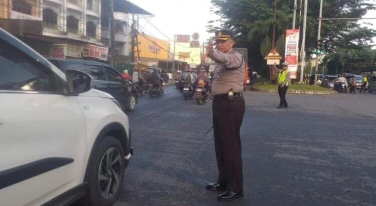Kapolsek Delitua Kompol Dedy Dharma, SH turun langsung melaksanakan giat strong poin pagi di Simpang Jalan STM Kecamatan Medan Johor.