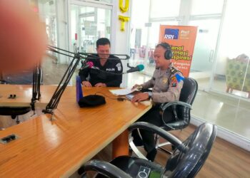 BERI PENJELASAN: Kasat Samapta Polresta Deli serdang yang di wakili KBO Sat Samapta Iptu Rahmad R, Hutagaol, S.H., M.H memberi.penjelasan didampingi Aiptu Widodo dari Humas Polda Sumut dalam acara Dialog Interaktif Halo Polisi, Rabu (13/9/2023). (Foto Dok/ Polda Sumut)