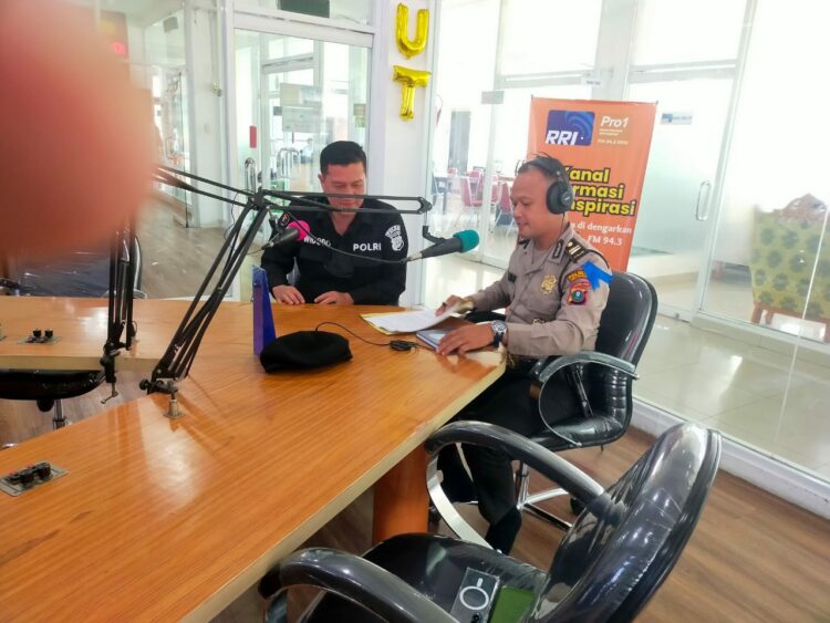 BERI PENJELASAN: Kasat Samapta Polresta Deli serdang yang di wakili KBO Sat Samapta Iptu Rahmad R, Hutagaol, S.H., M.H memberi.penjelasan didampingi Aiptu Widodo dari Humas Polda Sumut dalam acara Dialog Interaktif Halo Polisi, Rabu (13/9/2023). (Foto Dok/ Polda Sumut)