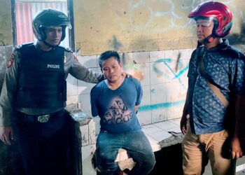 DITANGKAP : Salah seorang dari empat pria terduga pengedar/ pemakai sabu ditangkap petugas kepolisian dari kawasan Pasar 6  Kelurahan Tangkahan, Medan Labuhan, Selasa sore (12/9/2023).(Foto dok/Polres Belawan)