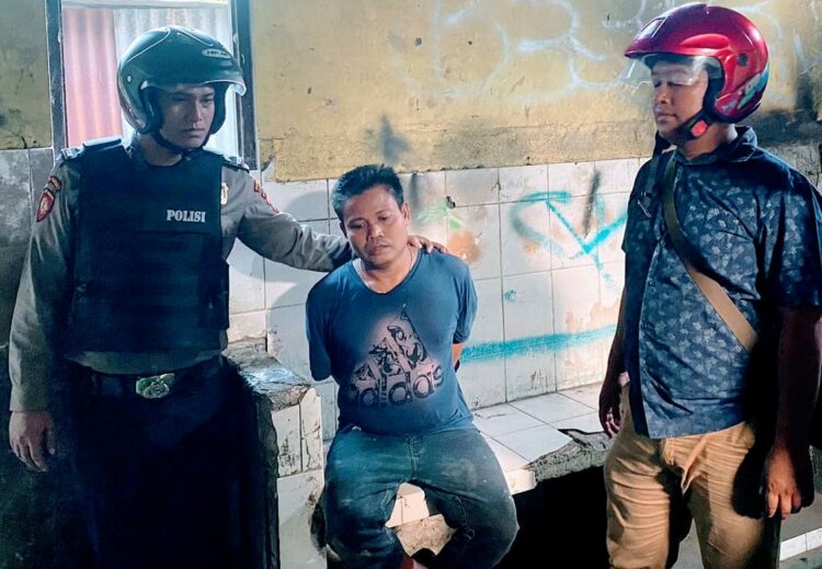 DITANGKAP : Salah seorang dari empat pria terduga pengedar/ pemakai sabu ditangkap petugas kepolisian dari kawasan Pasar 6  Kelurahan Tangkahan, Medan Labuhan, Selasa sore (12/9/2023).(Foto dok/Polres Belawan)