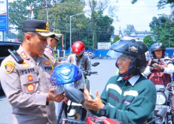 Kapolres Pematangsiantar AKBP Yogen Heroes Baruno SH S.I.K bersama Ka UPT Samsat Pematangsiantar turun langsung bagikan helm secara gratis kepada masyarakat pengguna jalan yang tertib berlalu lintas.