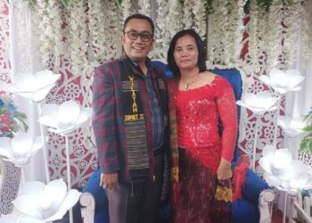 Kepala Desa/Pangulu Desa Dipar Hataran Kecamatan Jorlang Hataran, Kabupaten Simalungun Sejuk Sinaga bersama Istri