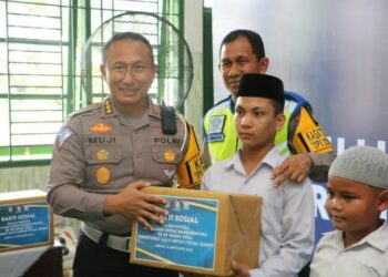 BERI PAKET: Direktur Lalu Lintas Polda Sumatera Utara Kombes Pol Muji Ediyanto, S.H., S.I.K memberi paket sembako kepada anak Panti Asuhan Al-Jamiyatul Washilyah, Kamis (14/9/2023). (Foto Dok/ Polda Sumut)