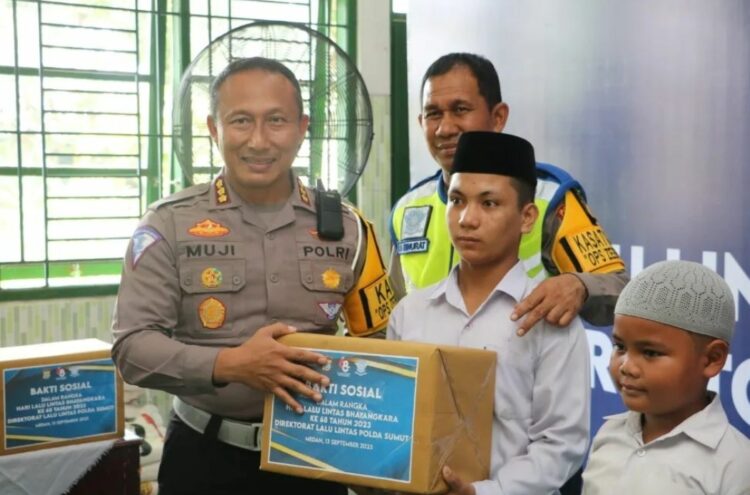 BERI PAKET: Direktur Lalu Lintas Polda Sumatera Utara Kombes Pol Muji Ediyanto, S.H., S.I.K memberi paket sembako kepada anak Panti Asuhan Al-Jamiyatul Washilyah, Kamis (14/9/2023). (Foto Dok/ Polda Sumut)