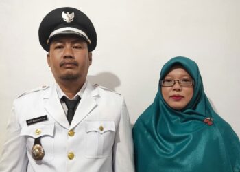 Kepala Desa/pangulu Nagori Lingga Muhammad Nurdin, S.Ag bersama Istri
