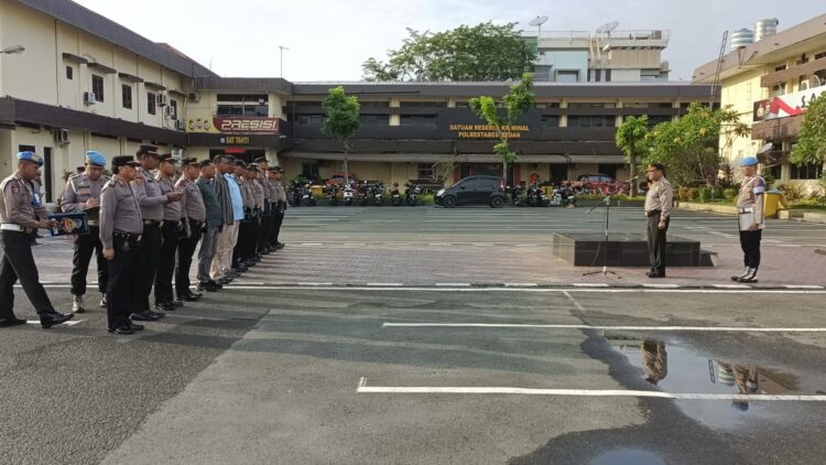 BERI PENGARAHAN: Kabag Log Polrestabes Medan AKBP Zoni Aroma saat memimpin apel sekaligus memberikan pengarahan kepada para personel di Mapolrestabes, Kamis (14/9/2023).(Foto Dok/Polrestabes)