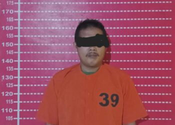 Keterangan Foto
DIAMANKAN : H alias Ebi, terduga pelaku penipuan dan penggelapan ternak kambing, diamankan di Polsek Firdaus. (Foto Dok/AKP Idham Halik)