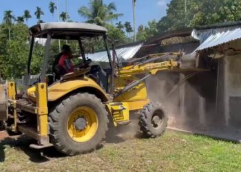 BARAK NARKOBA DIRUBUHKAN: Barak narkoba di Jalan Jambur Dusun VII Tanjung Pamah Desa Namorube Julu, Kecamatan Kutalimbaru, Deliserdang dirubuhkan dengan alat berat eskavator, Rabu (13/9/2023).(Foto Dok/Polrestabes)
