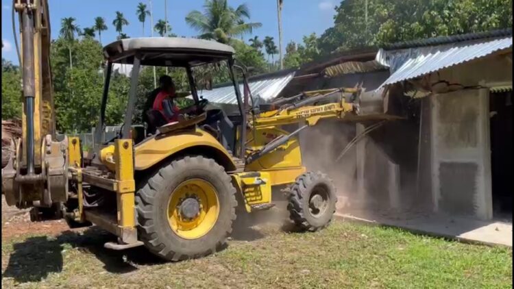 BARAK NARKOBA DIRUBUHKAN: Barak narkoba di Jalan Jambur Dusun VII Tanjung Pamah Desa Namorube Julu, Kecamatan Kutalimbaru, Deliserdang dirubuhkan dengan alat berat eskavator, Rabu (13/9/2023).(Foto Dok/Polrestabes)