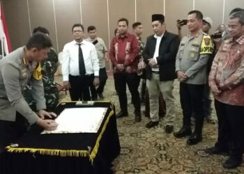 DEKLARASI PEMILU DAMAI: Kapolrestabes Medan Kombes Pol Valentino Alfa Tatareda SH SIK turut serta menandatangani Deklarasi Pemilu Damai Tahun 2024 di Hotel Emerald Garden, Kamis (14/9/2023).(Foto Dok/Polrestabes)